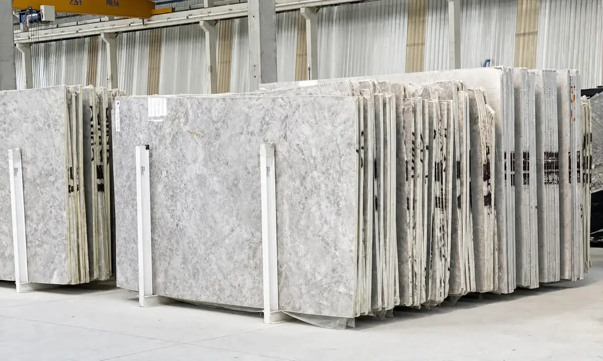 Natural stone slabs organized for inspection inside a Brazilian factory